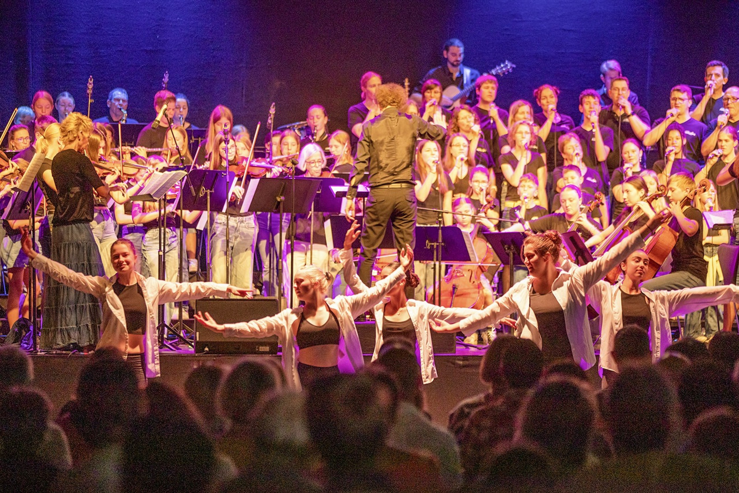 Bläserfestival mit Tanzgruppe und Chor.