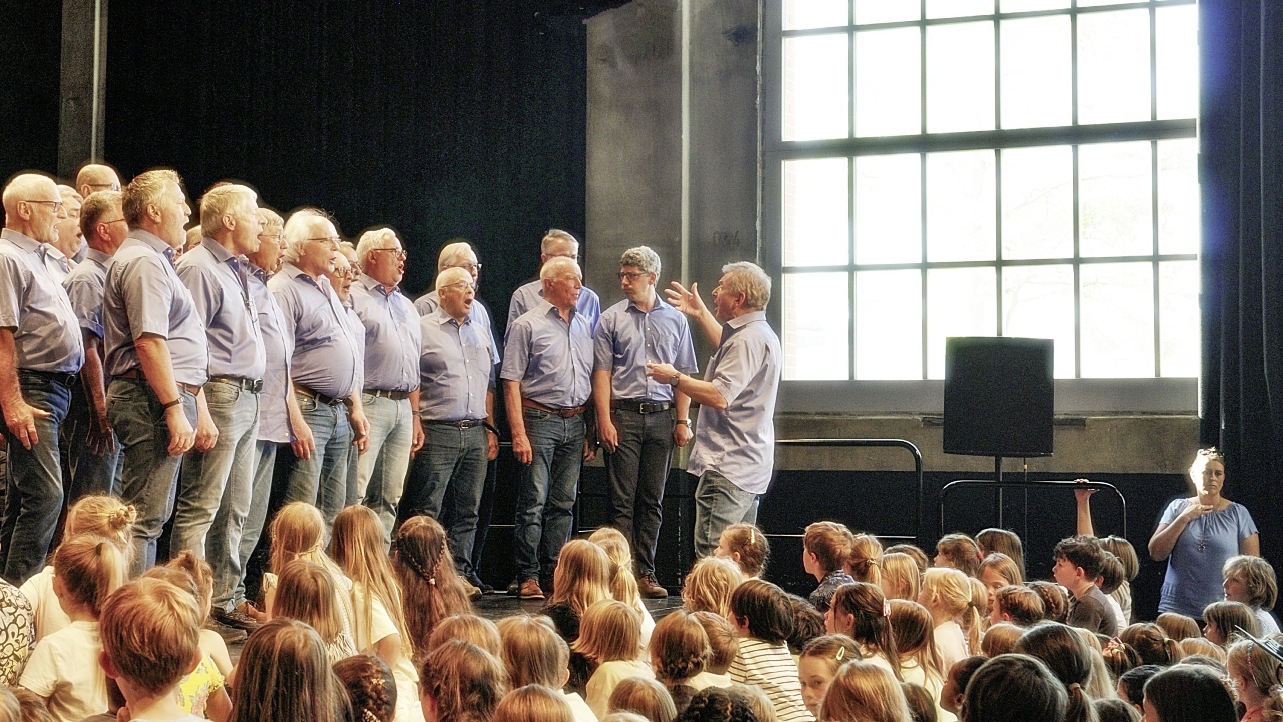 Bei «Arbon singt» trat der Männerchor mit den Kindern der MSA auf.
