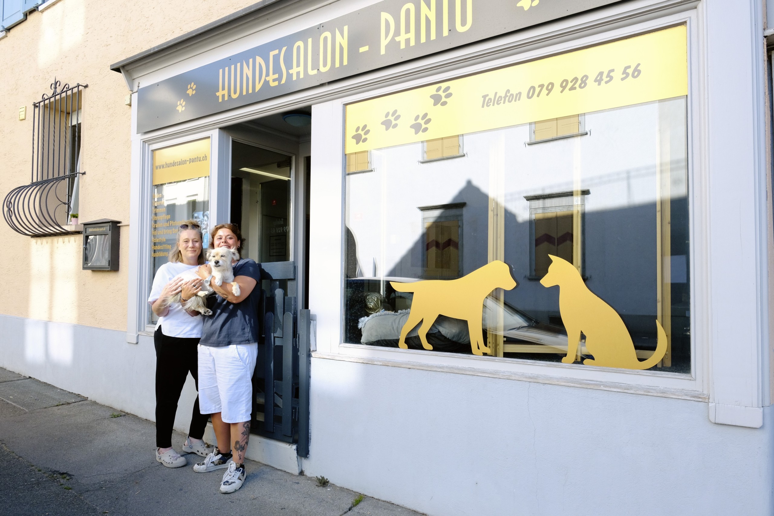 Gabriela Streun (l.) übergibt den Hundesalon Pantu an Manuela Fenner.