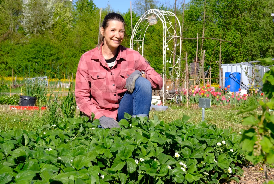 Barbara pflanzt in ihrem Beet am liebsten Beeren an.