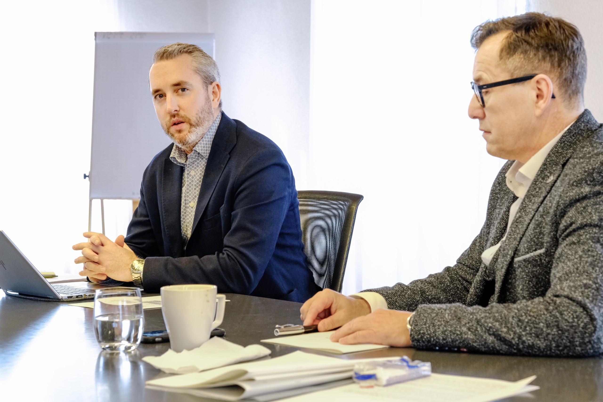 Stadtpräsident René Walther und Finanzchef Pascal Büchler bei der Präsentation des überarbeiteten Budgets im Februar.