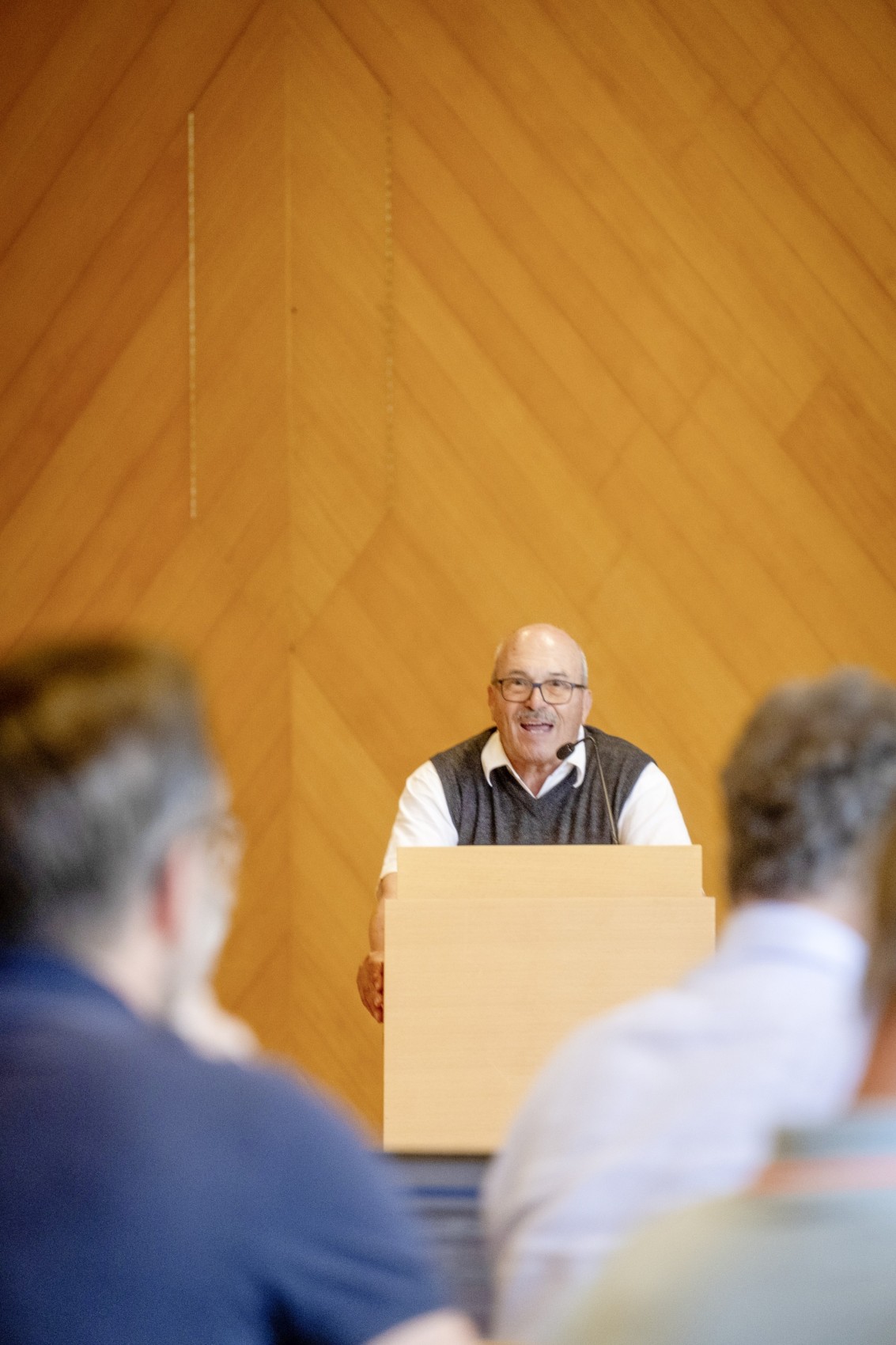 Durch seinen Rücktritt als Kommissionspräsident musste Riquet Heller (FDP, links) nicht die Kommissionshaltung im Parlament vertreten.