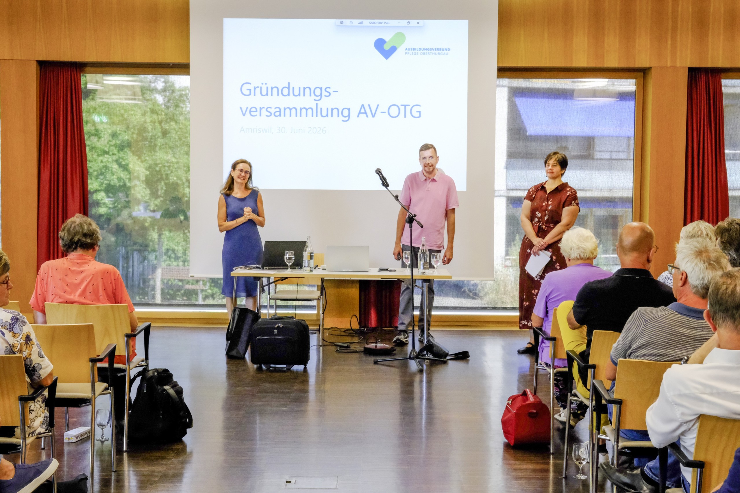 Marlene Schadegg, Leo Bär und Franziska Keller führten durch die Gründungsversammlung des AV-OTG (v.l.).