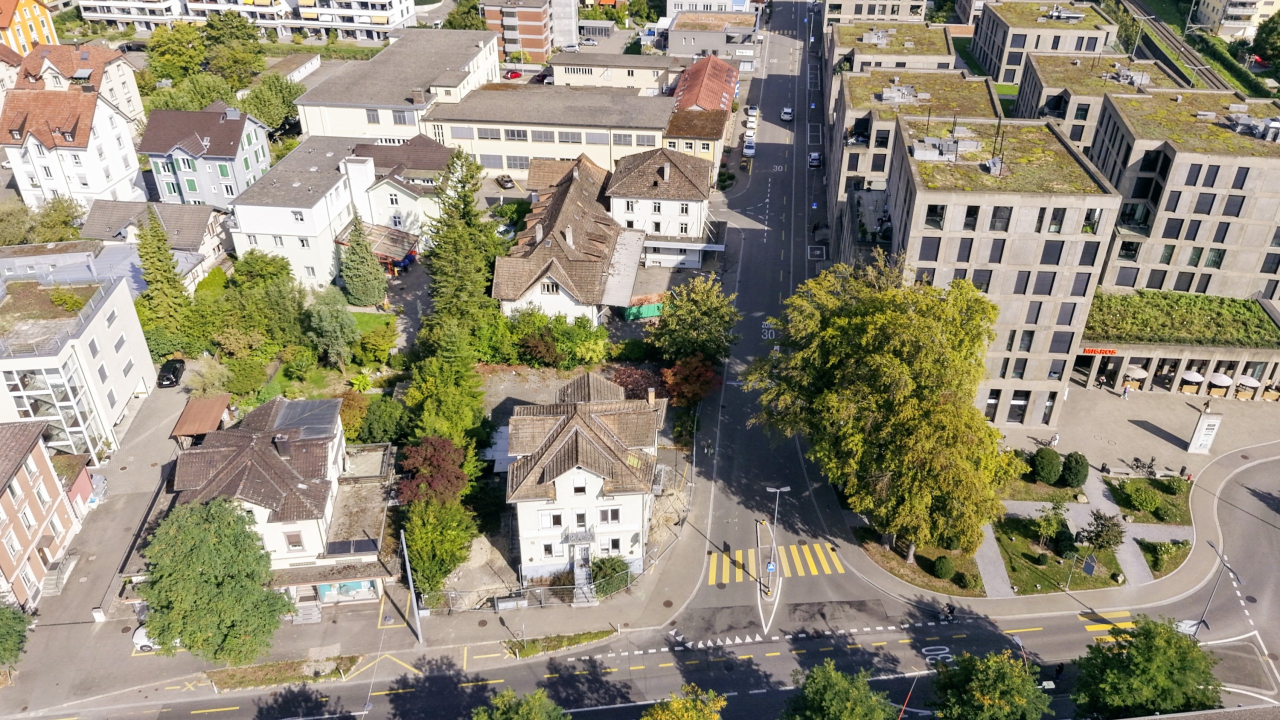 Zwischen der Überbauung Rosengarten und dem geplanten Projekt Stadthof entsteht aktuell auf einer Fläche von 1862 m2 eine Überbauung mit zwei Mehrfamilienhäusern. Die bestehenden Gebäude werden abgerissen.