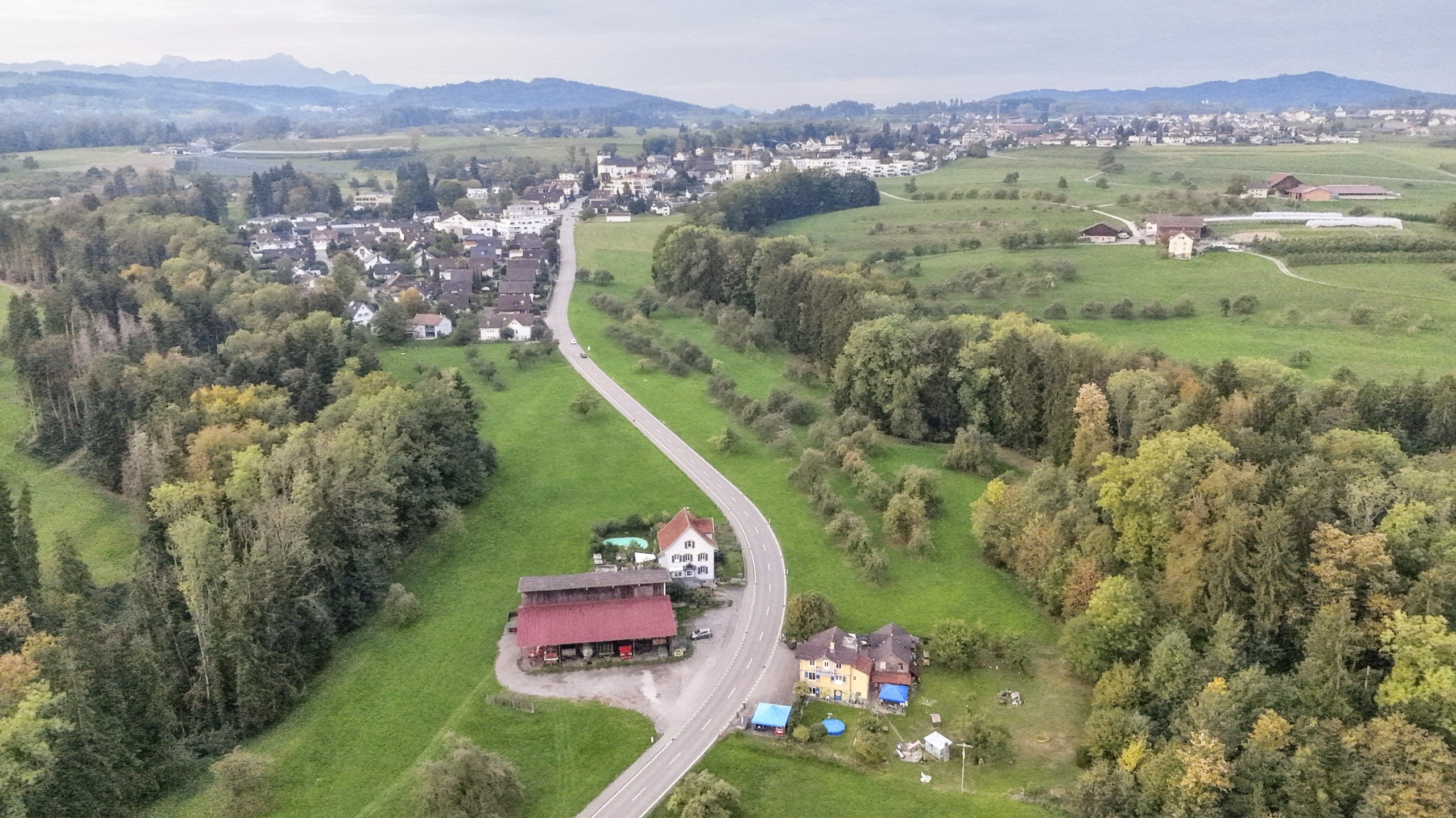 Die Berger Dorfstrasse lädt streckenweise zum Gas geben ein.