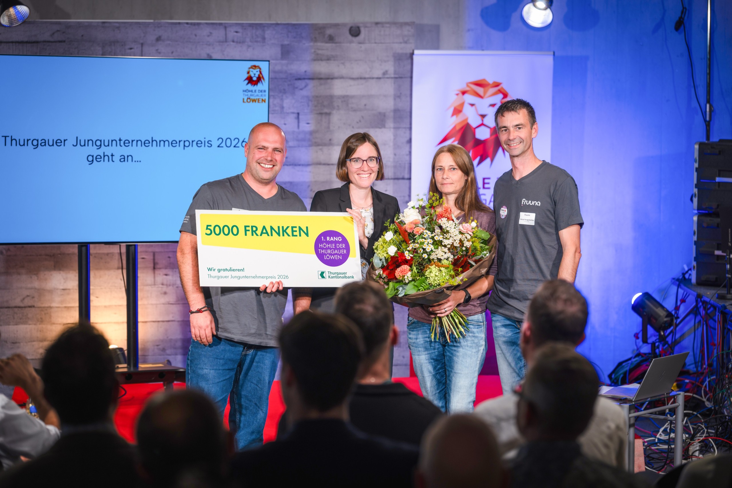 Die «fruuna»-Gründer Sandro Parissenti (l.) und Manuel Hungerbühler (r.) überzeugen die Thurgauer Löwen und gewinnen 5000 Franken.