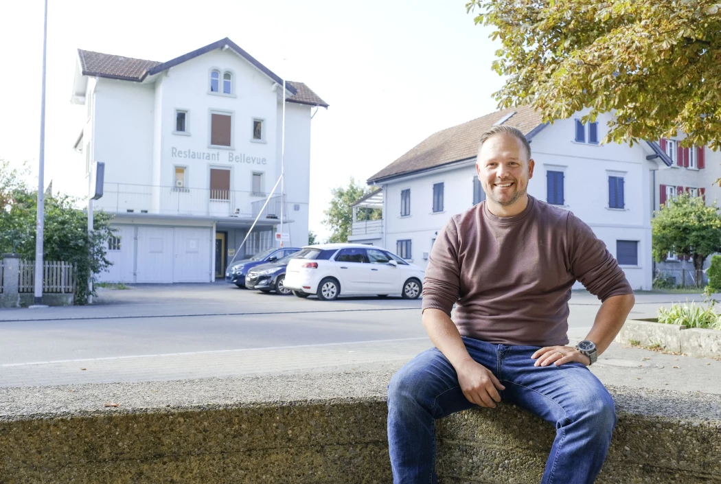 Domenic Näf vor dem Restaurant Bellevue, das seine besten Zeiten gesehen hat.