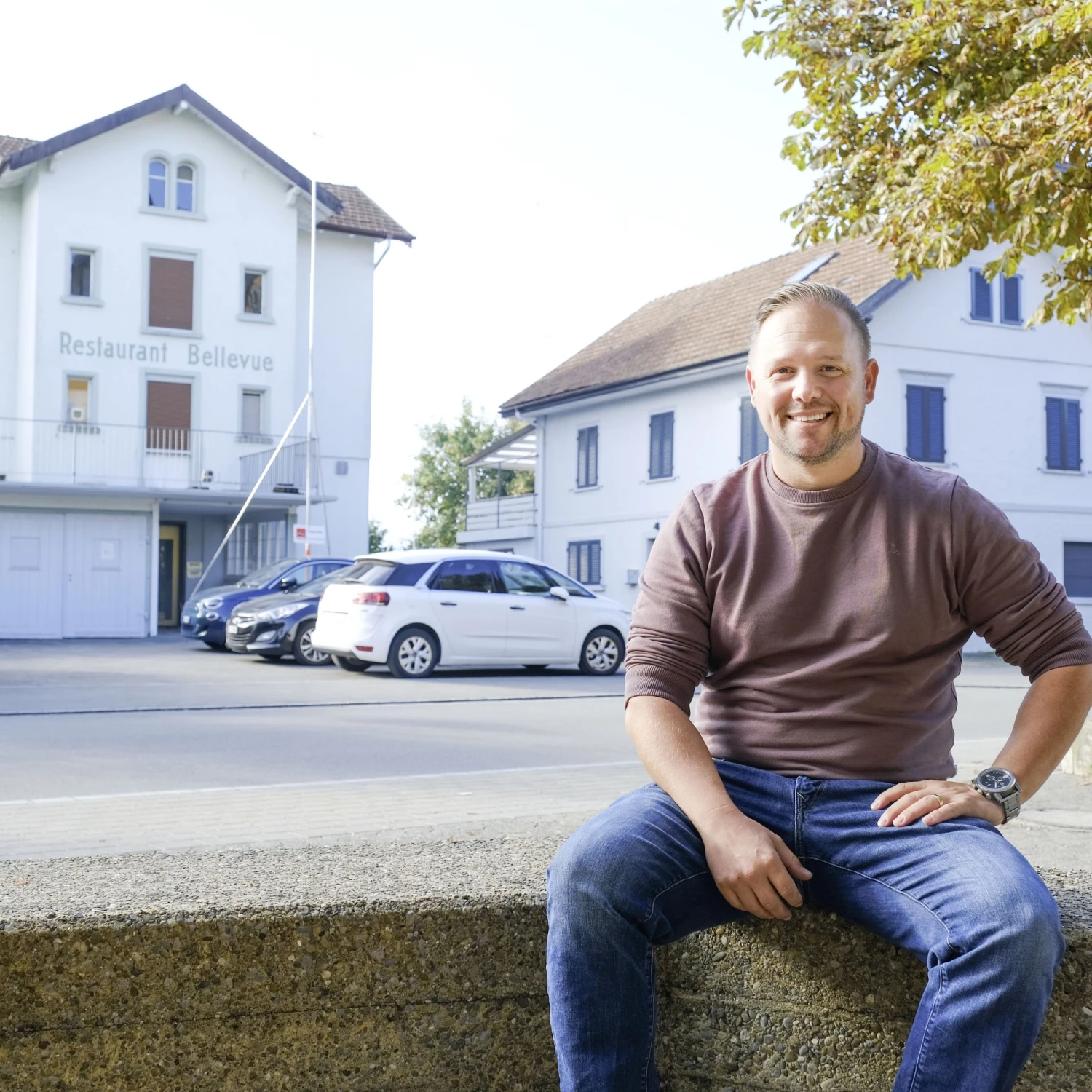 Domenic Näf vor dem Restaurant Bellevue, das seine besten Zeiten gesehen hat.