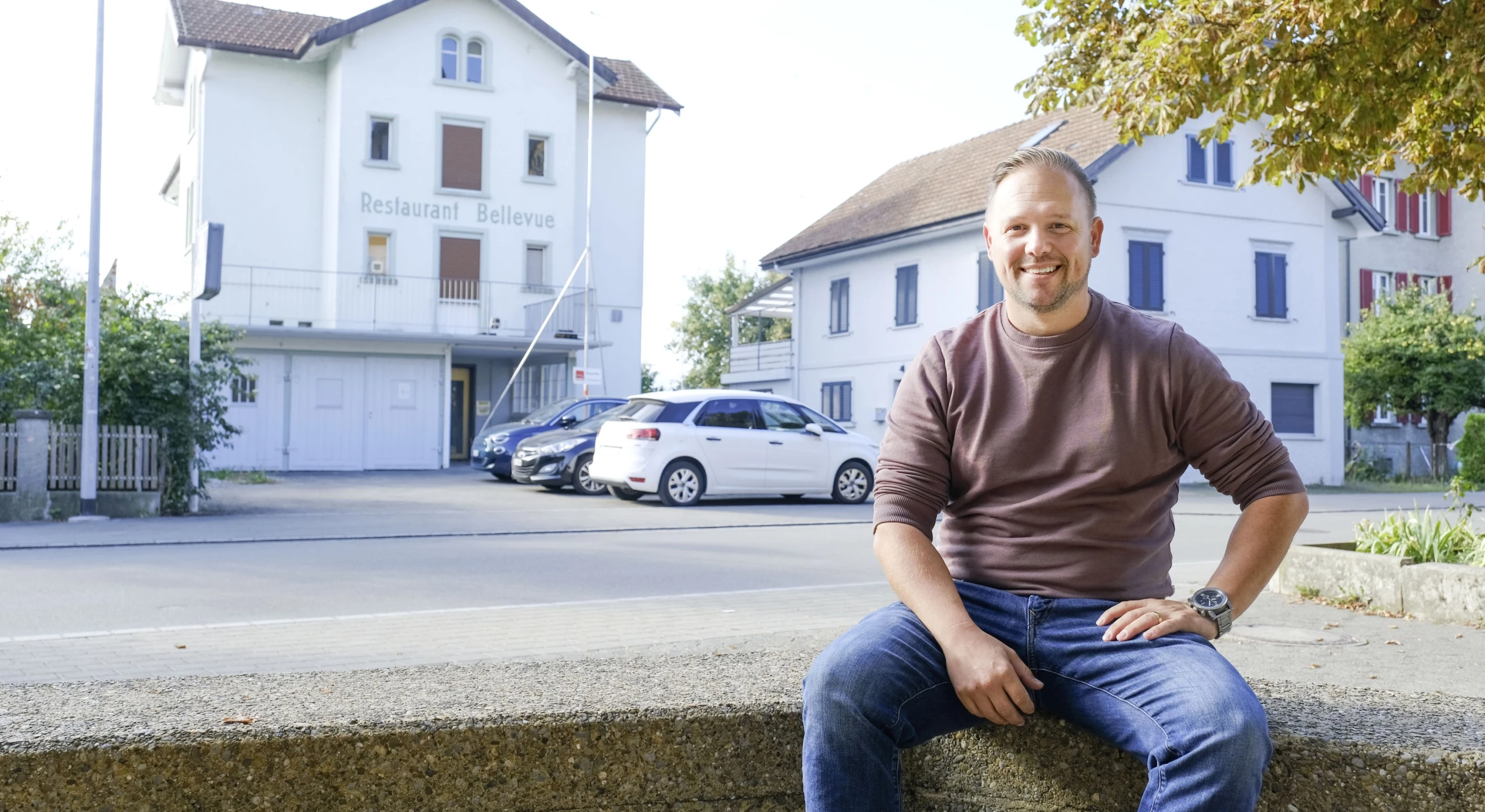 Domenic Näf vor dem Restaurant Bellevue, das seine besten Zeiten gesehen hat.