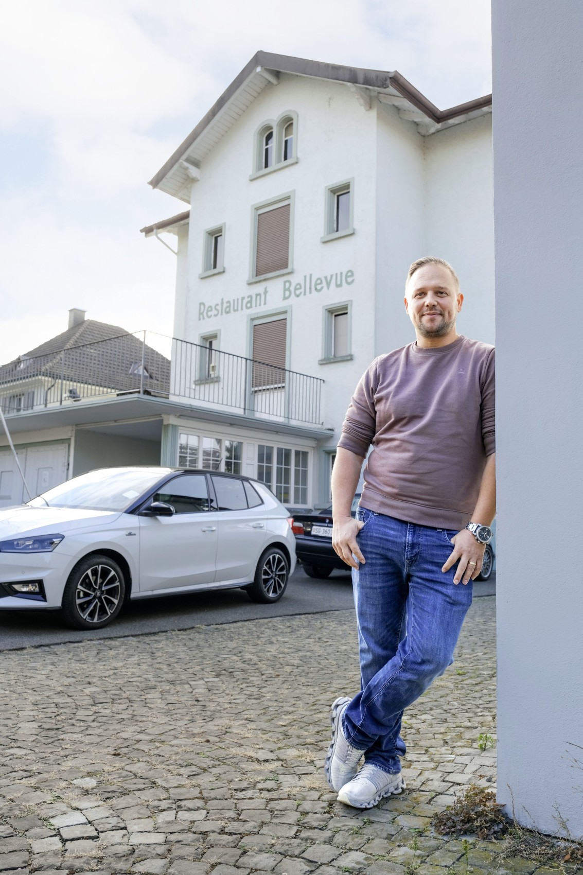 Domenic Näf vor dem Restaurant Bellevue, das seine besten Zeiten gesehen hat.