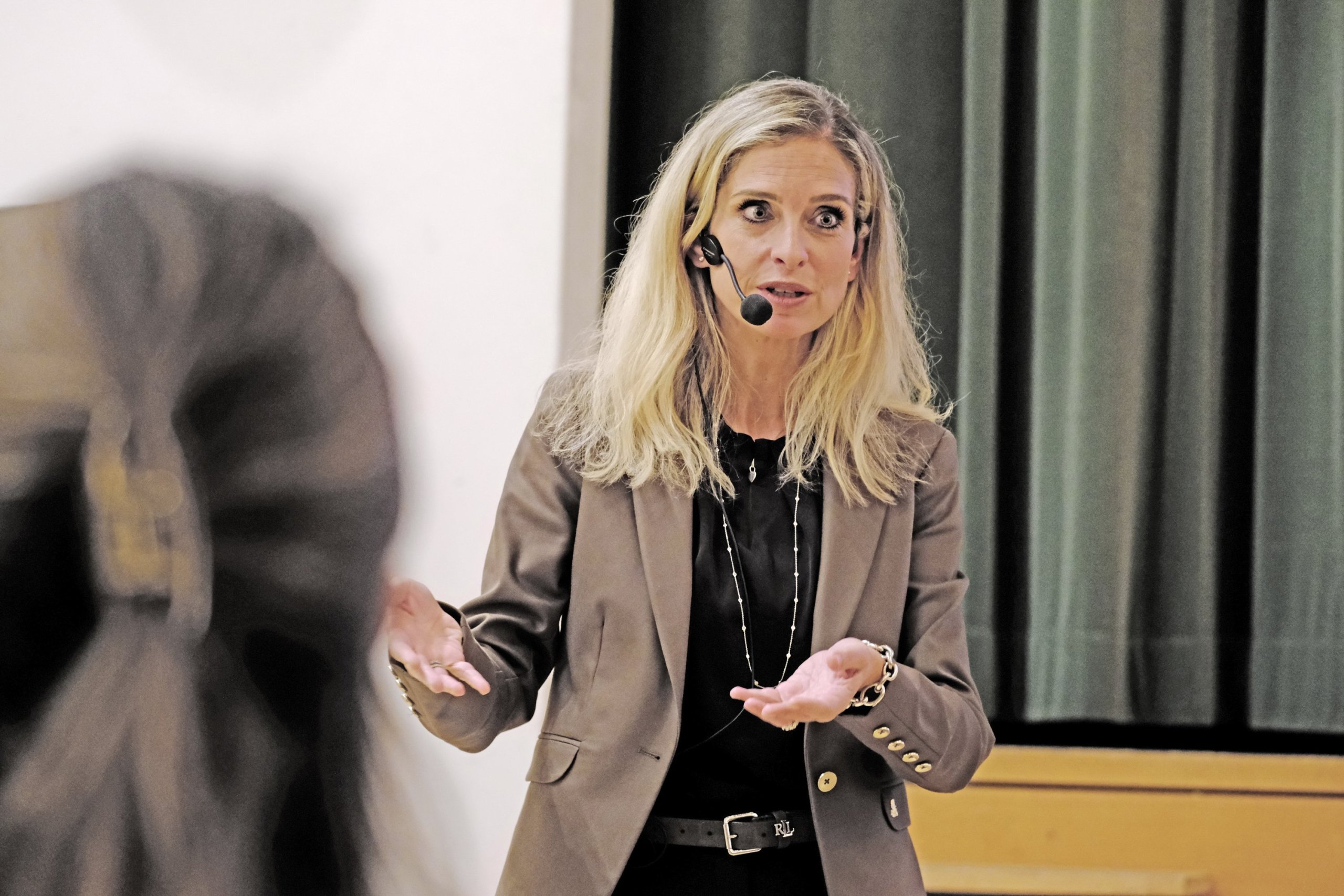 Nathalie Küffer, CEO der Oase Gruppe, beantwortete an der Inforveranstaltung der Gemeinde die zahlreichen Fragen aus dem Publikum.