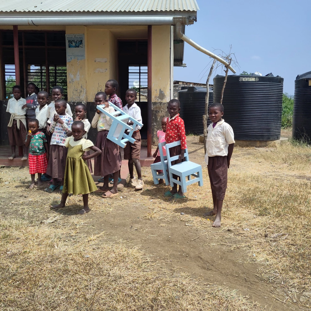 Die neuen Tische und Stühle werden angeliefert.