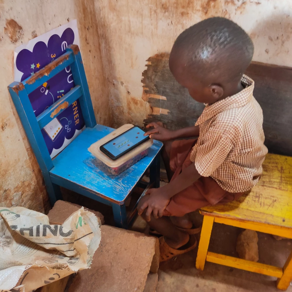 Ein Schüler übt den Umgang mit einem Smartphone. Es gibt nur eines für alle Schüler.