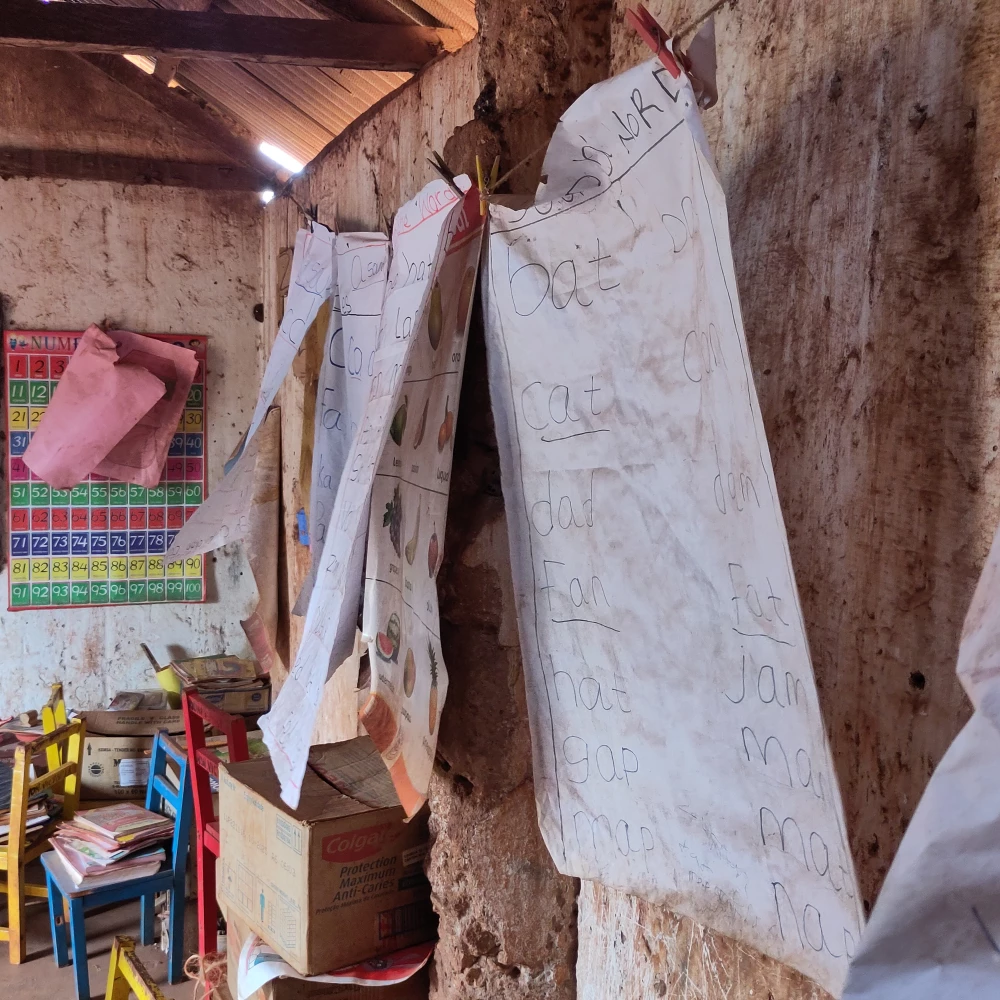 Poster und die Wandtafel dienen als Lehrmittel.