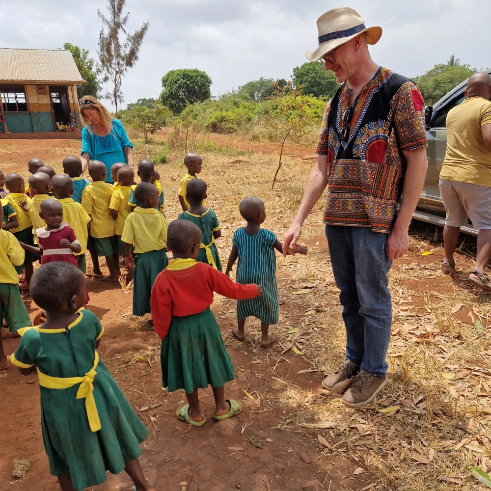 Patrick Baumann und «TECH- share»-Vize-Präsidentin Verena Ramseier werden von den Kindergarten-Schülerinnen und -schüler begrüsst.