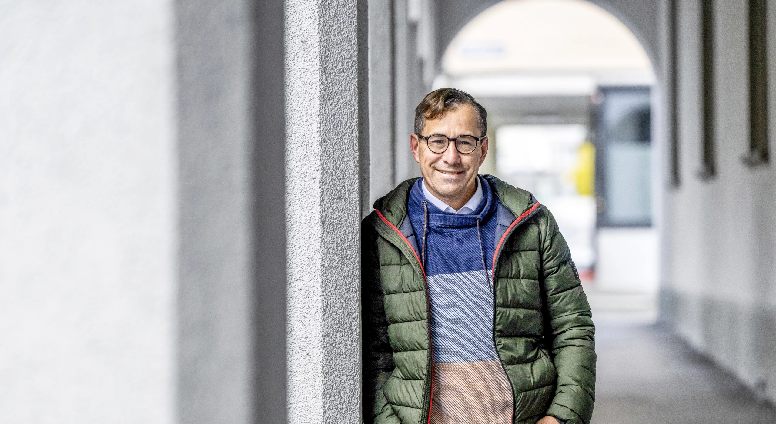 René Walther lehnt sich vor dem Arboner Stadthaus an eine Säule.