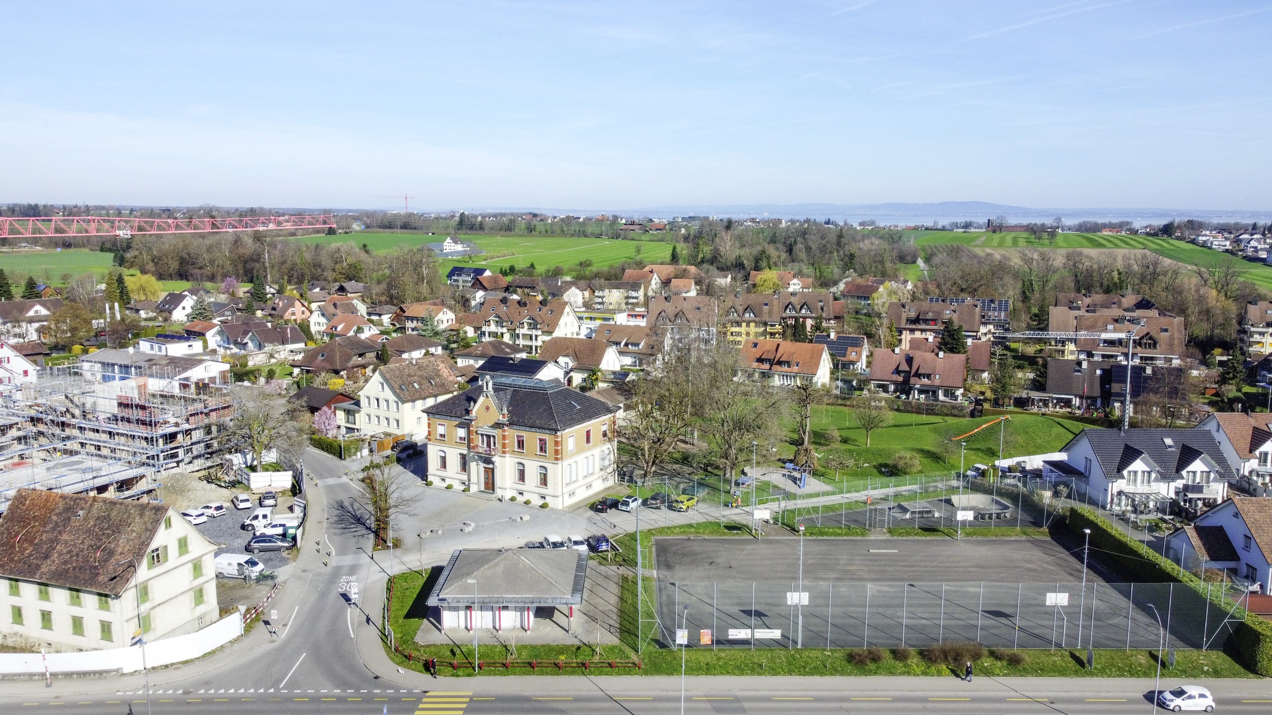 Entweder der Sportplatz oder die Grünfläche: Auf einer der beiden Parzellen wird das neue Schulhaus Stachen zu stehen kommen.