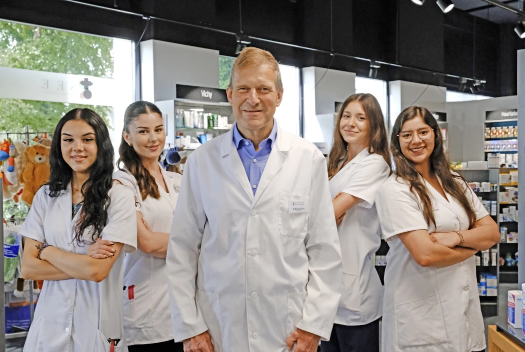 Bernhard Dankelmann mit seinem Team: Celine Turcic, Melihat Abduli, Lora Bajra und Anisha Tobler (v.l.).