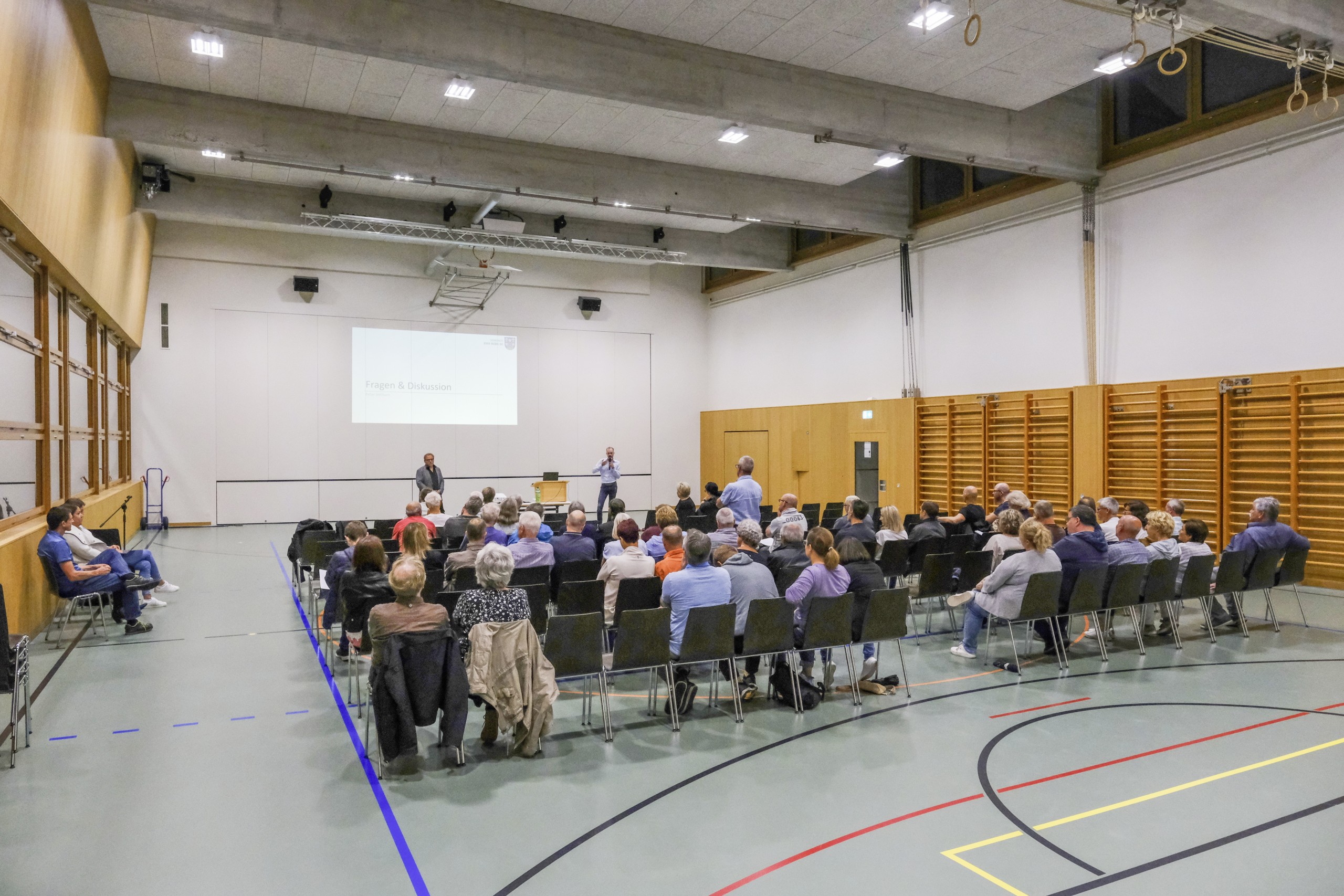 Rund 60 Bergerinnen und Berger kamen zur Informationsveranstaltung.