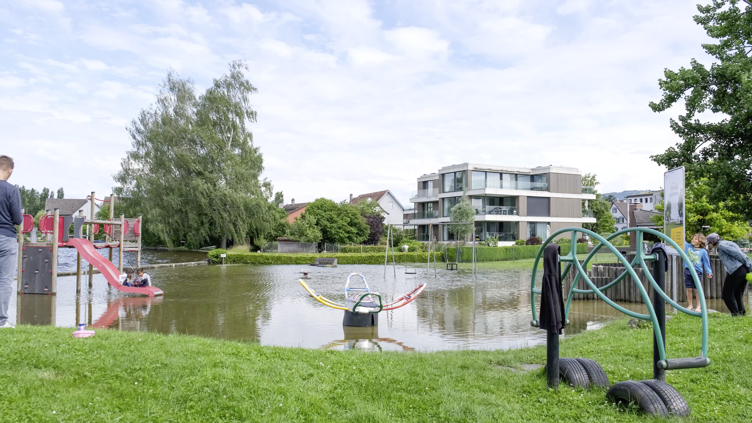 Der Spielplatz in Steinach steht unter Wasser.