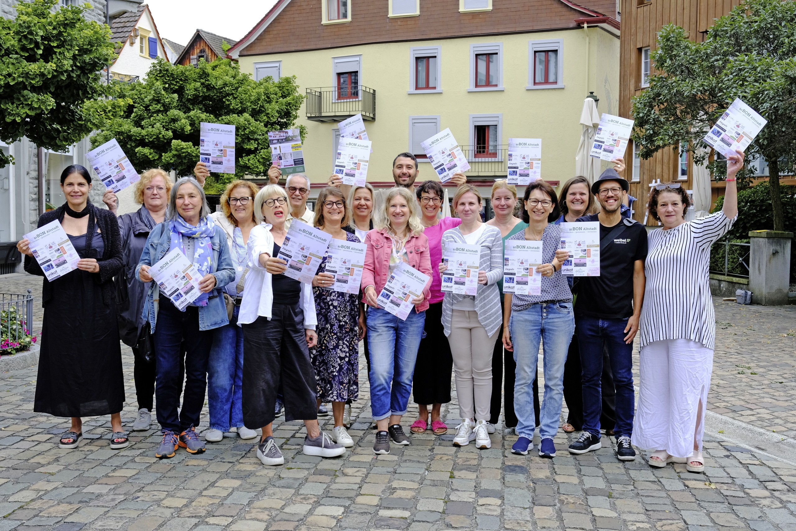 Die Besitzerinnen und Besitzer der Fachgeschäfte Arbon präsentieren das erste Resultat ihrer Zusammenarbeit: Ein Gutscheinbogen mit 21 Bons, der zum Einkaufen in der Altstadt animieren soll.