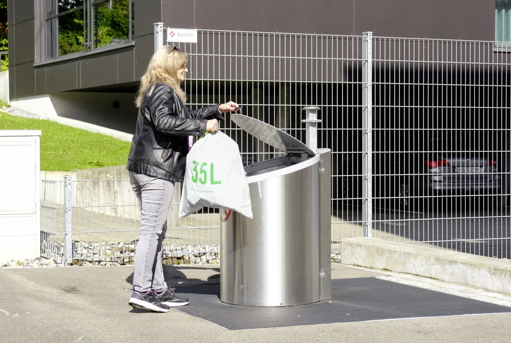 Abfallsäcke sollen künftig nur noch im Unterflur-Container landen.