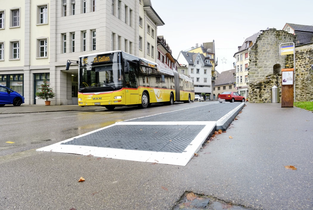 Keine Augenweide, dafür zweckmässig: die provisorischen Haltekanten beim Schloss in der Arboner Altstadt.