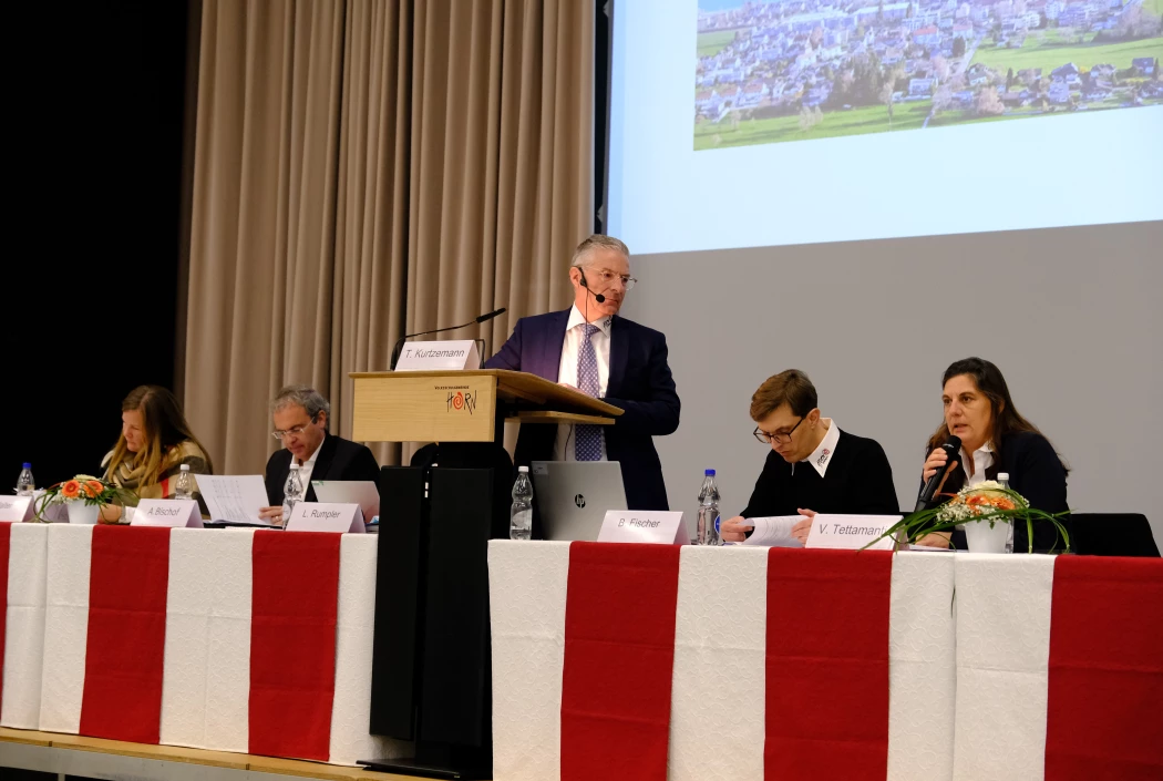 Thierry Kurtzemann (Mitte) gibt das Wort zur Fragebeantwortung an Vera Tettamanti (r.), während die übrigen Gemeinderäte ihre Unterlagen studieren.