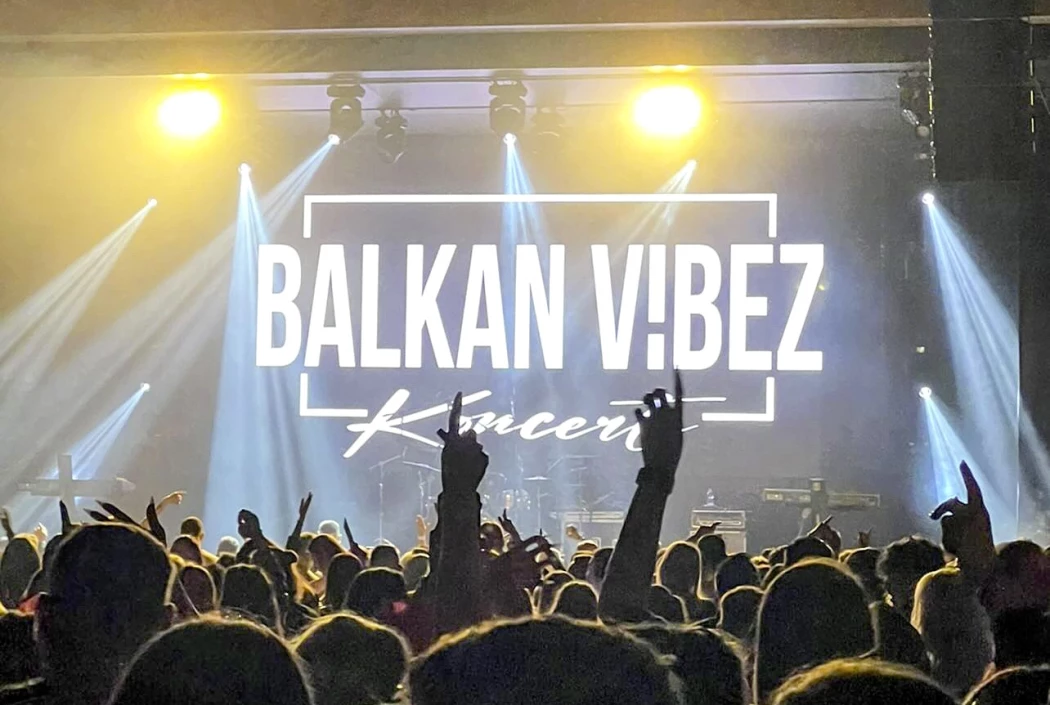 Volles Haus: Die serbische Pop-Folk-Sängerin Dragana Mirković lockte das Publikum im Rahmen der Konzertreihe «Balkan Vibez» in Scharen in den Seeparksaal. Nach Angaben des Veranstalters reiste es aus der ganzen Schweiz an.