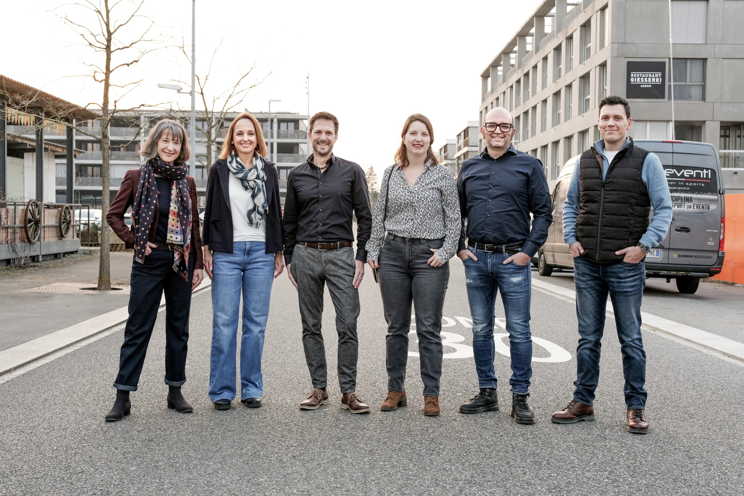Wie gehabt, jedoch mit einem neuen, zusätzlichen sechsten Sitz präsentiert sich die Behörde der Primarschulgemeinde Arbon (v.l.): Präsidentin Regina Hiller (FDP, bisher, 1067 Stimmen), Jacline Widmer (Die Mitte, neu, 972 Stimmen), Martin Thalmann (FDP, bisher, 968 Stimmen), Carole Hollenstein (SP, bisher, 920 Stimmen), Feliciano Gervasi (Die Mitte, bisher, 971 Stimmen), Hakan Kilbüker (Die Mitte, bisher, 984 Stimmen).