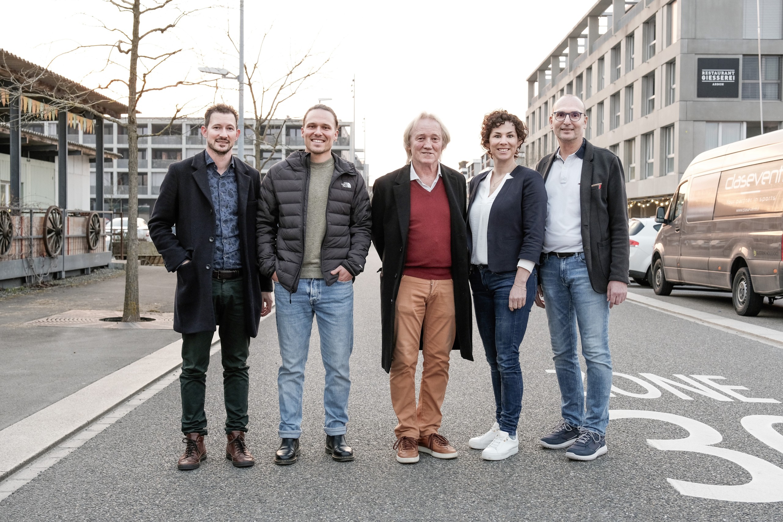 Die Behörde der Sekundarschulgemeinde Arbon in neuer Formation (v.l.): Ruedi Meier (FDP, neu, 1100 Stimmen), Felix Heller (SP, bisher, 1263 Stimmen), Präsident Robert Schwarzer (parteilos, bisher, 1787 Stimmen), Stéphanie Oertli Kühne (Die Mitte, neu, 1357 Stimmen) und Urs Gähwiler (FDP, bisher, 1556 Stimmen).