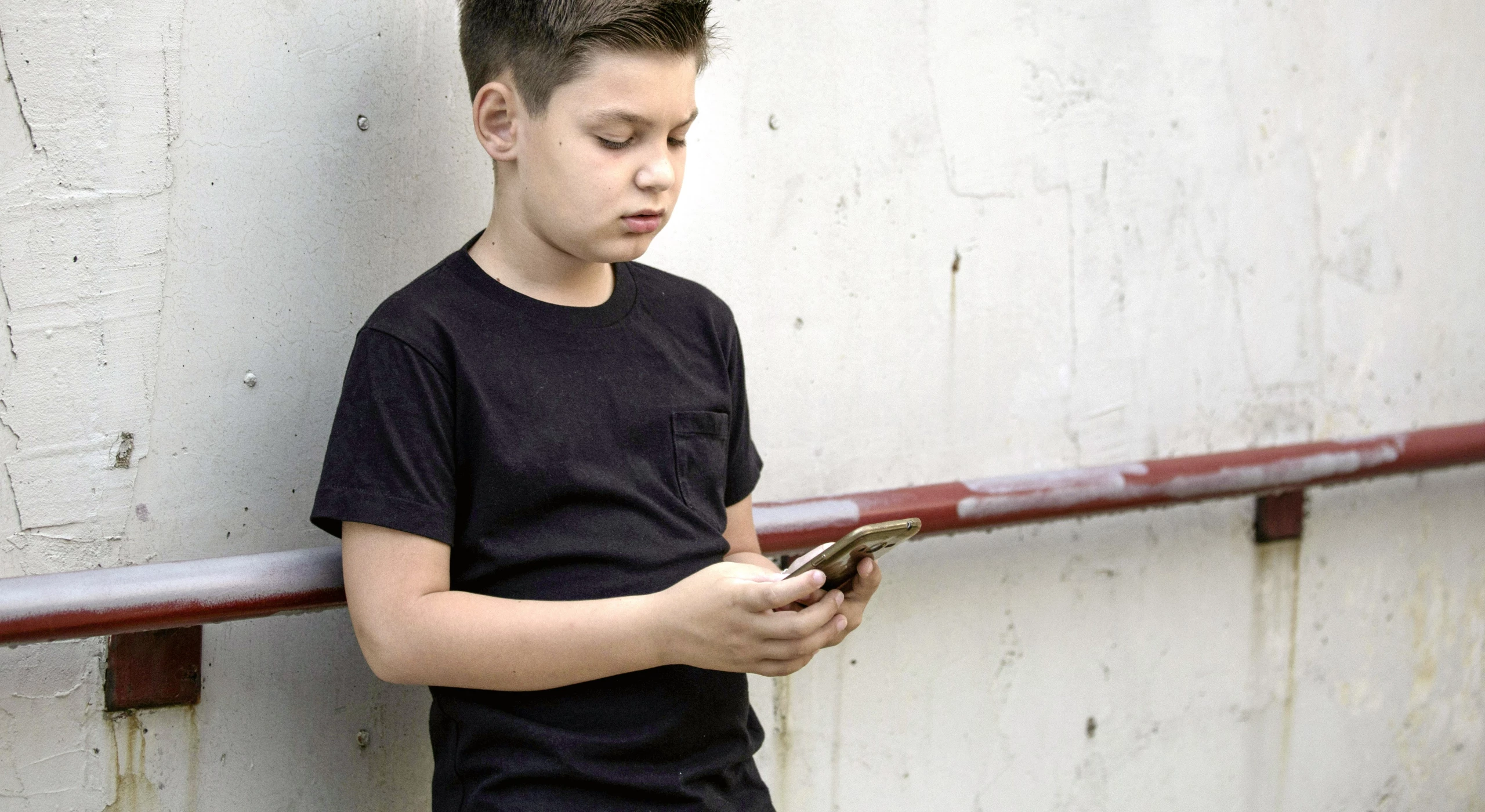 Werden sexuelle und/oder gewalttätige Inhalte im Klassen-Chat geteilt, kann das Kinder stark belasten.
