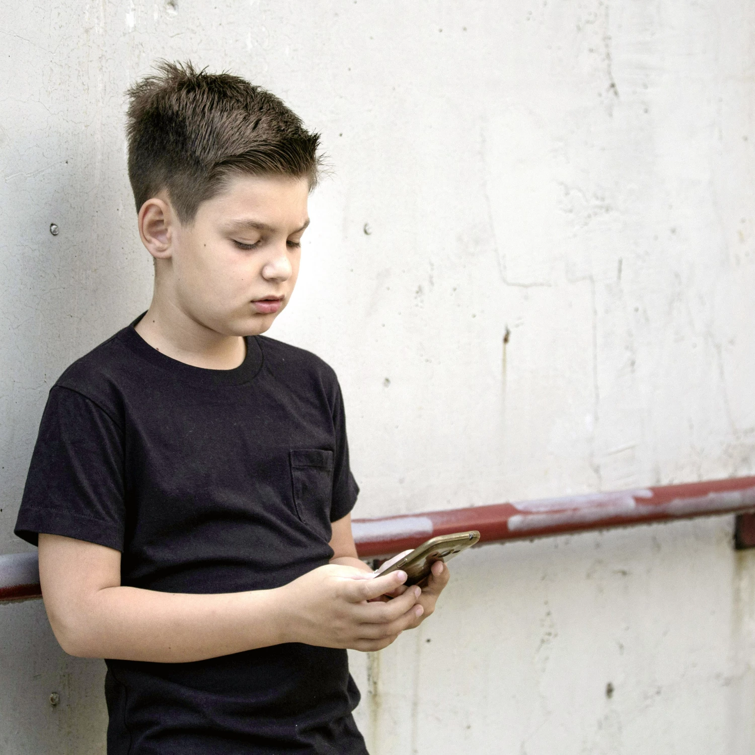 Werden sexuelle und/oder gewalttätige Inhalte im Klassen-Chat geteilt, kann das Kinder stark belasten.
