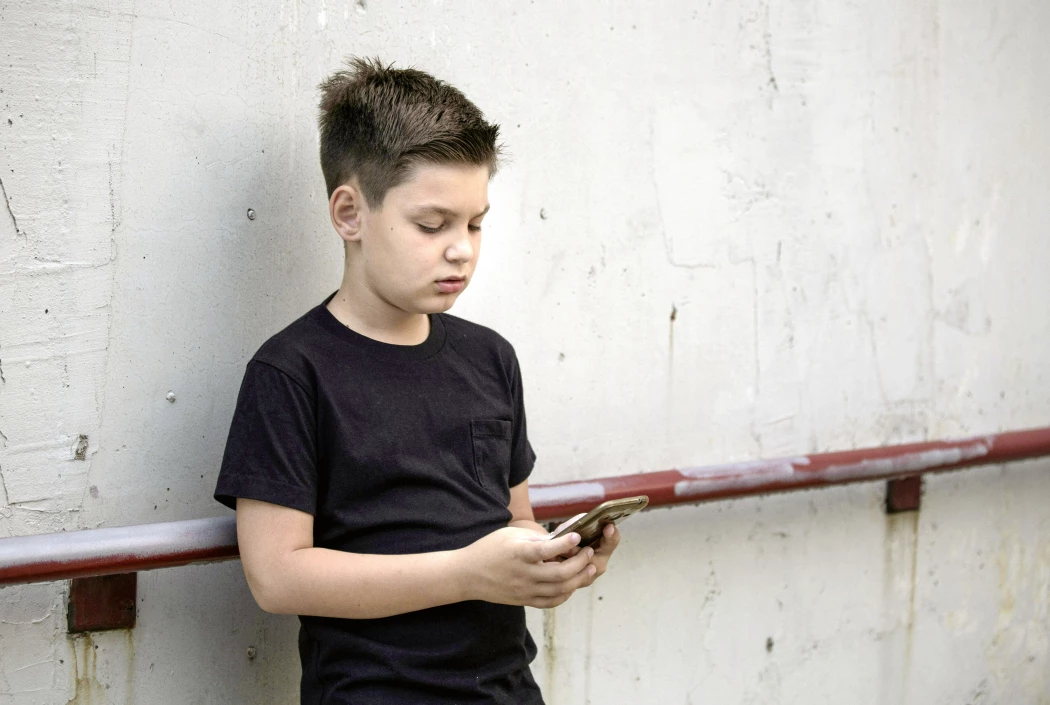 Werden sexuelle und/oder gewalttätige Inhalte im Klassen-Chat geteilt, kann das Kinder stark belasten.