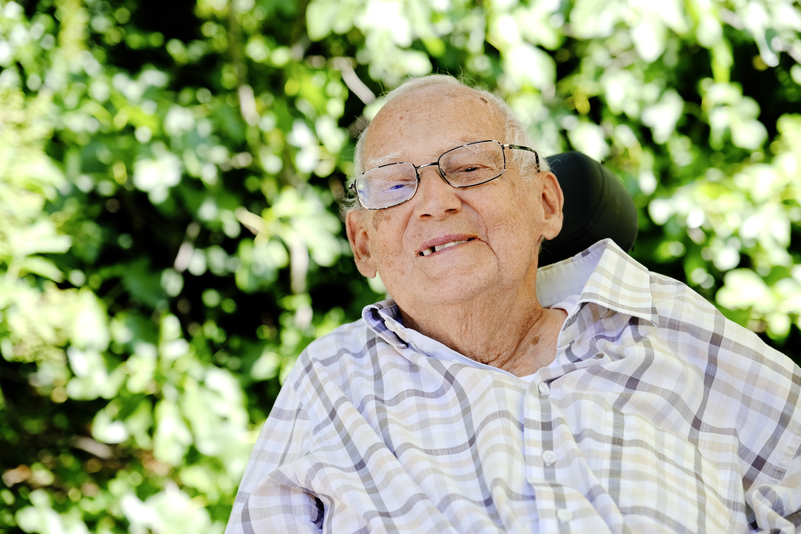 Paul Bohren geniesst den sonnigen Nachmittag im Garten.