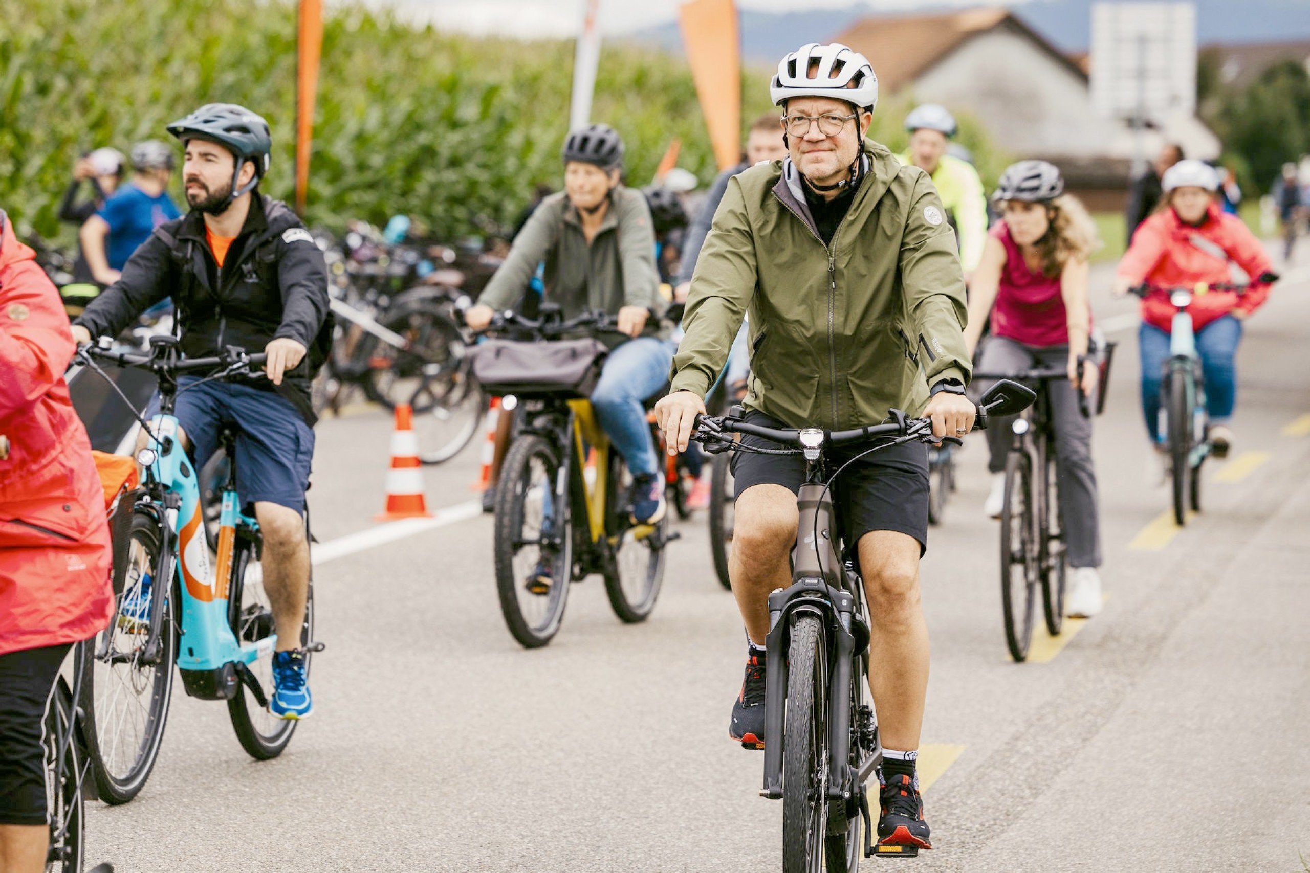 «Ein Tag an dem die Strassen den Menschen gehören» – der «slowUp Bodensee» findet diesen Sonntag statt. Die Hoffnung bei Präsident Rolf Müller (r.) auf trockene Bedingungen und Teilnehmende, die das Event unterstützen, ist gross.